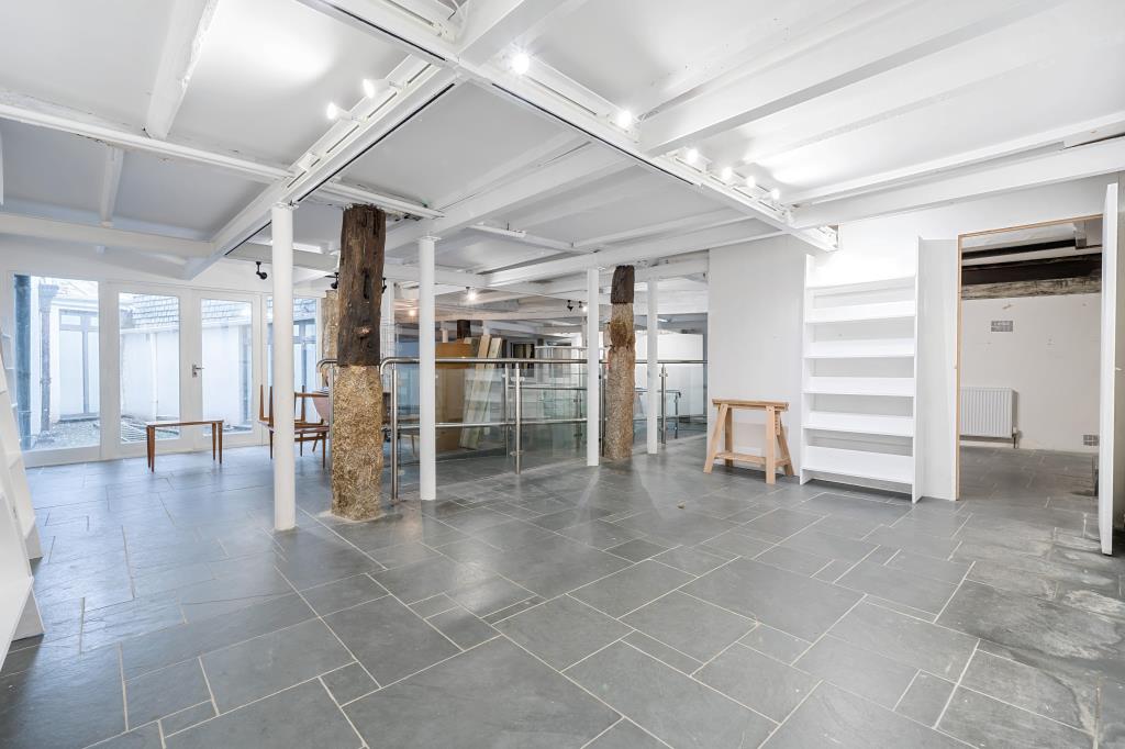 Lot: 34 - GROUND FLOOR PREMISES IN SOUGHT AFTER LOCATION - Internal former gallery space